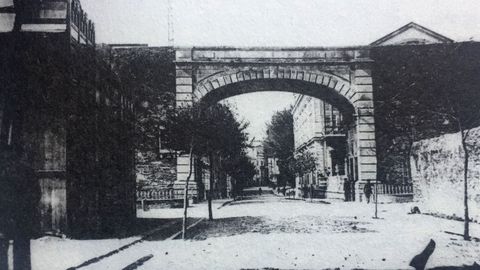 A la izquierda el Lugo Salón, edificio de madera inaugurado en junio de 1911 en Bispo Aguirre, junto a la Muralla