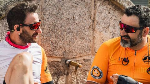 El actor malagueño Dani Rovira, a la izquierda, junto a uno de sus compañeros en la ruta ciclista