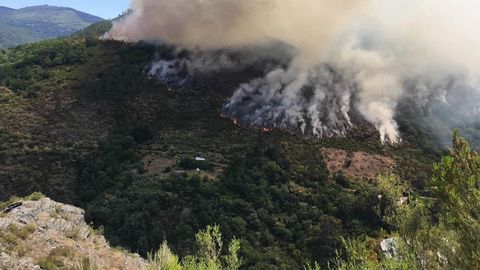 El incendio empezó en las proximidades de Ferreirós de Abaixo y avanzó hacia el norte siguiendo el curso del río Lor