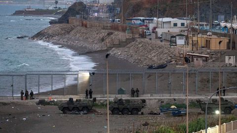 Soldados del Ejrcito vigilan la frontera del Tarajal que separa Ceuta de Marruecos tras la masiva entrada ilegal de inmigrantes en mayo.