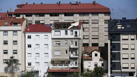 En As Lagoas, la tormenta destrozó el tejado de una casa cercana al campus