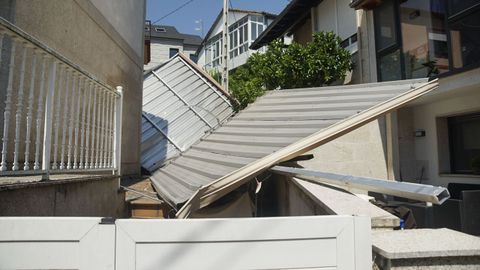 En la Cruz Alta, el lateral de aluminio de un inmueble se desprendió y salió volando hasta una casa cercana
