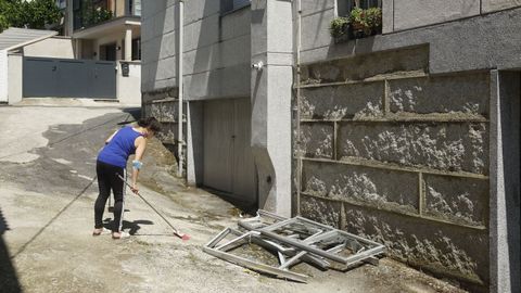 Eva, vecina de la Cruz Alta, limpiando cristales que cayeron en las cercanías de su casa