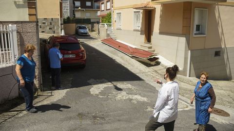 Varias vecinas de la Cruz Alta, cerca de una de las zonas dañadas por la tormenta