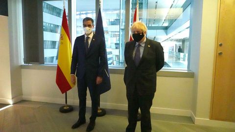 El presidente del Gobierno, Pedro Sánchez, se reunió este lunes con el primer ministro de Reino Unido, Boris Johnson, en el marco de la cumbre de la OTAN