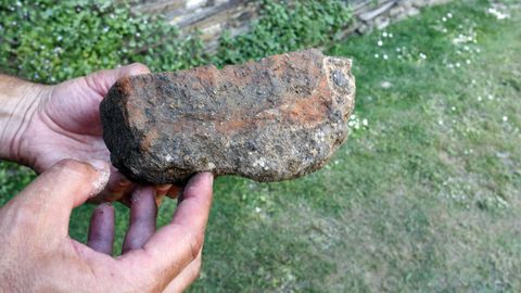 Un trozo de ladrillo romano localizado en la cata