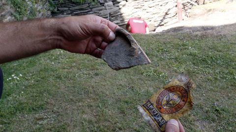 La anécdota: un trozo de cerámica de Bonxe y una bolsa de pipas de hace cuarenta años