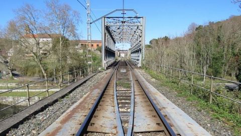 El puente metálico sobre el río Avia, en Ribadavia, será el primero en ser reformado