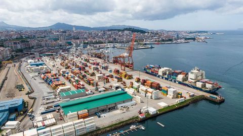 Imagen de archivo de la descarga de un buque portacontenedores de fruta en la terminal de Termavi