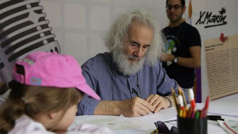 O debuxante fenés Xaquín Marín, nun taller con nenos.