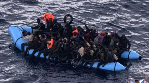 Inmigrantes en una balsa, en una imagen de archivo