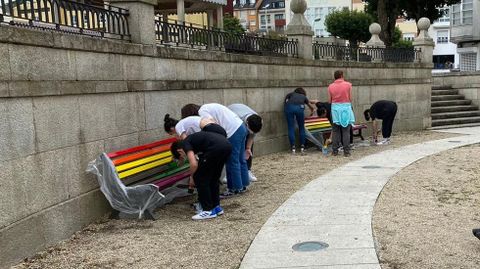 Pintado de bancos en el Día del Orgullo LGTBI en Vilalba el año pasado