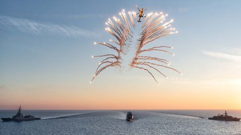 Un helicóptero Wildcat de la Royal Navy dispara bengalas sobre los buques en el área de Malta