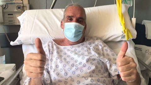 Ángel Grande, de 56 años, en su habitación de planta del hospital Montecelo, en Pontevedra, centro donde ingresó el 2 de febrero