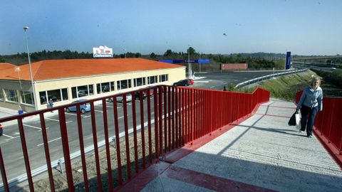 Pasarela que une las dos áreas de servicio de la A-6 en Guitiriz