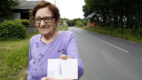 Genoveva amosa o seu carné, sacado no ano 1963 na cidade de Lugo