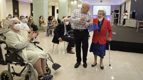 El presentador José Ramón Gayoso condujo el lanzamiento de los libros acompañados de los adultos mayores y sus narradores.