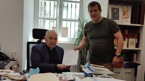 El canónigo delegado de Peregrinaciones, Segundo L. Pérez, con el presidente de la Asociación Amigos del Camino del Mar, Manuel Vicente, en Santiago