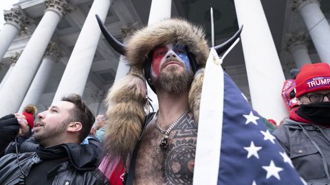 Jacob Anthony Chansley, uno de los fans de Donald Trump que asaltó el Capitolio y seguidor de las disparatadas teorías de QAnon.