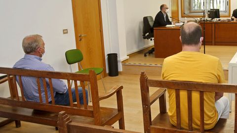 El concejal, a la derecha de la imagen, mantuvo su versión de la agresión en la vista oral