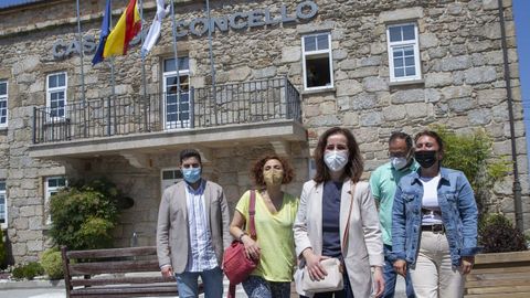 La nueva alcaldesa, María Josefa Pose Rodríguez, en el centro, con su equipo