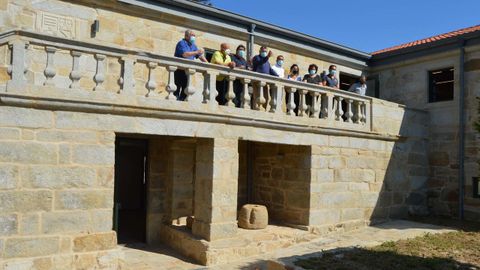 Visita al Pazo de Quintáns por parte de colectivos vecinales de Noalla