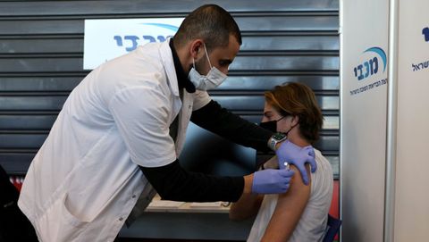Un adolescente recibiendo la vacuna en Israel