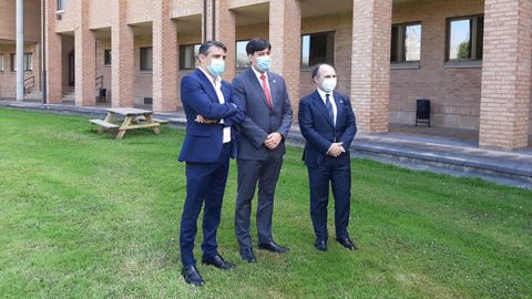 De izquierda a derecha, el director de la Escuela Politécnica de Ingenería de Gijón, Juan Carlos Campo, el consejero de Ciencia, Innovación e Investigación, Borja Sánchez, y el rector de la Universidad de Oviedo, Ignacio Villlaverde, en el campus de Gijón