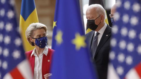 Biden, acompañado por Von der Leyen y Michel a su llegada a la cumbre con la UE.