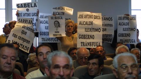 Cientos de vecinos irrumpieron el pleno de constitución del Concello en protesta