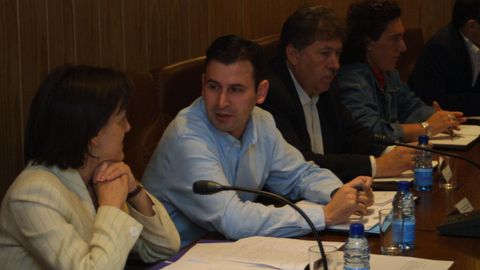 José Antonio García, entonces alcalde por Iniciativa Galega, con la edil Sabela Caldas en el pleno donde interrumpieron los vecinos