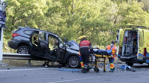 Momento en que uno de los dos heridos en el accidente de Quiroga es trasladado en camilla a la ambulancia