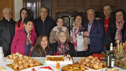 Olimpia Iglesias, en el centro, en la celebración de su centésimo cumpleaños