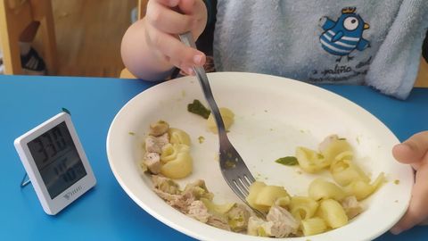 El termómetro marca 33 grados de temperatura durante la comida en la escuela infantil de A Parda, en Pontevedra