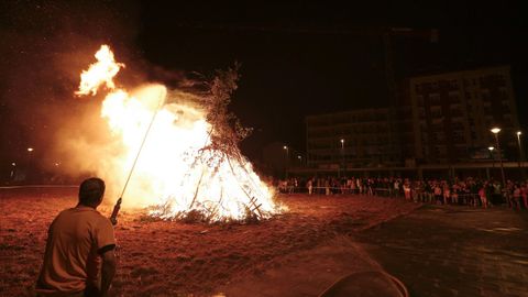 Una hoguera de San Juan en el barrio de Montirón en el año 2017