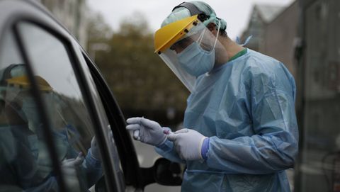 Prueba PCR del coronavirus en el autocovid del Ventorrillo, en A Coruña