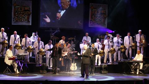 La orquesta Los Satélites en su celebración de los 70 años en el Teatro Colón.