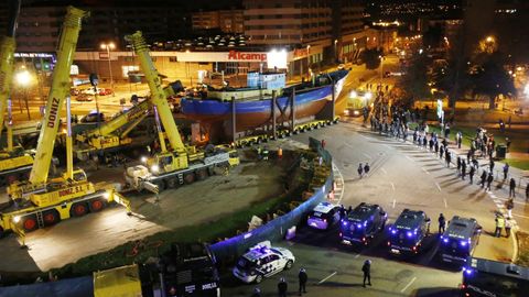 La instalación del barco se hizo por la noche y bajo un enorme despliegue policial, en febrero del 2015