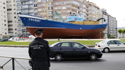 Vigilancia policial poco después de su instalación en el 2015. El barco se aprecia en perfecto estado