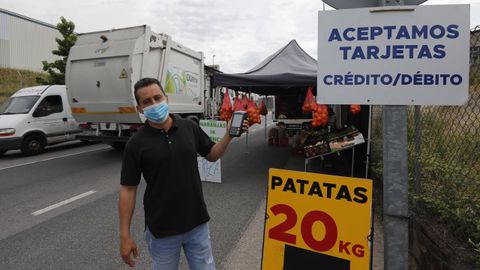 Rogelio Rodríguez, vendedor ambulante, en el polígono de San Cibrao