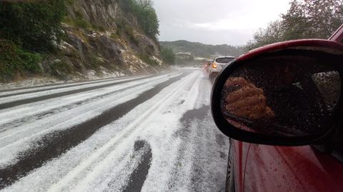 Los conductores que circulaban por el tramo de San Fiz de la carretera de Chantada a Monforte tuvieron que detener sus vehículos