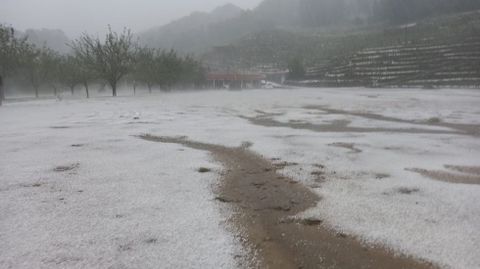 En la parroquia chantadina de San Fiz se puso a llover con intensidad después de la granizada