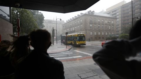 La gente se resguardó en el centro de Ourense mientras caía la tormenta de este miércoles