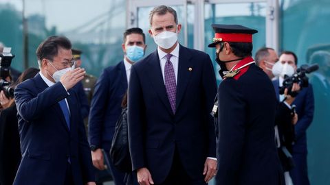 Felipe VI y el presidente de la República de Corea del Sur, Moon Jae-in, son recibidos por el mayor de los Mossos, Josep Lluís Trapero, antes de la cena inaugural de la reunión del Círculo de Economía