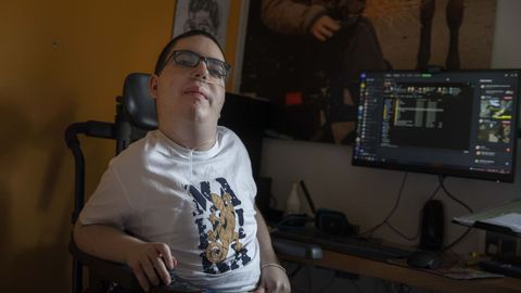 Lucas Morán, que hizo la selectividad en su casa de Ordes, es muy bueno con los ordenadores. Tal vez enfoque sus estudios hacia la informática, aunque todavía no ha decidido qué hacer