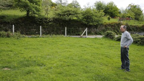 El alcalde, Manuel Prado, junto al terreno que se va a dedicar al nuevo cementerio.