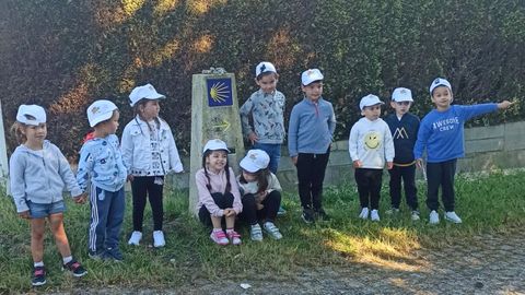 Os pequenos de Valga saíron ao Camiño