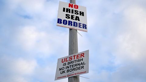 Carteles contra las medidas impuestas tras el brexit en Irlanda del Norte