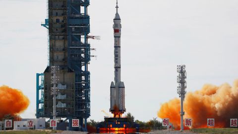 La nave espacial china Shenzhou-12 despeg con xito con tres astronautas a bordo