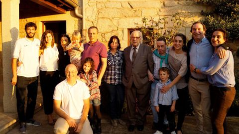 Aquilino Gómez, en el centro, con su familia en la celebración de su noventa cumpleaños